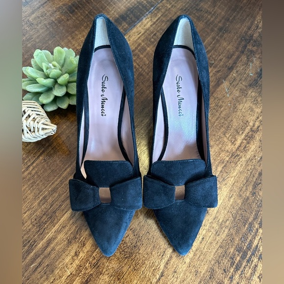 Sesto Muecci | Italian Black Suede Pointed Toe Pumps with Bow Detail - Picture 1 of 7